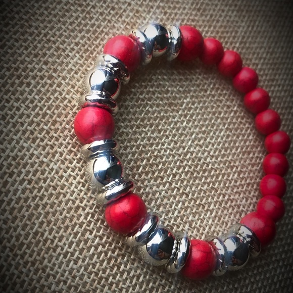🎁✈️😊Lovely, Red & Silver, Beaded Bracelet, NWT - Picture 4 of 5
